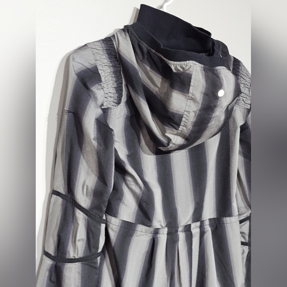 Lululemon: Track and Field Jacket - Black gray Striped Size 6-8 - Picture 6 of 6